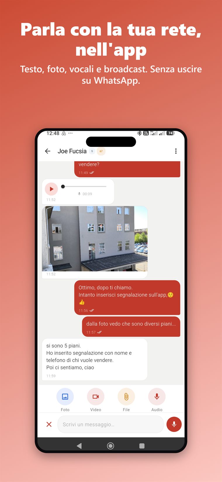 Chat dell'app con testo, foto e messaggi vocali